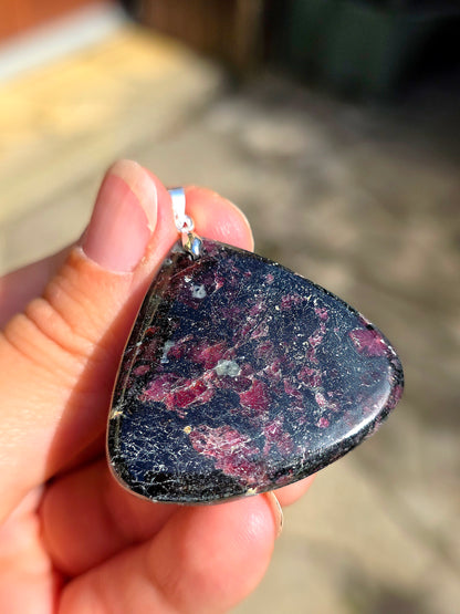 Pendentif en Eudialyte de Russie réactive UV