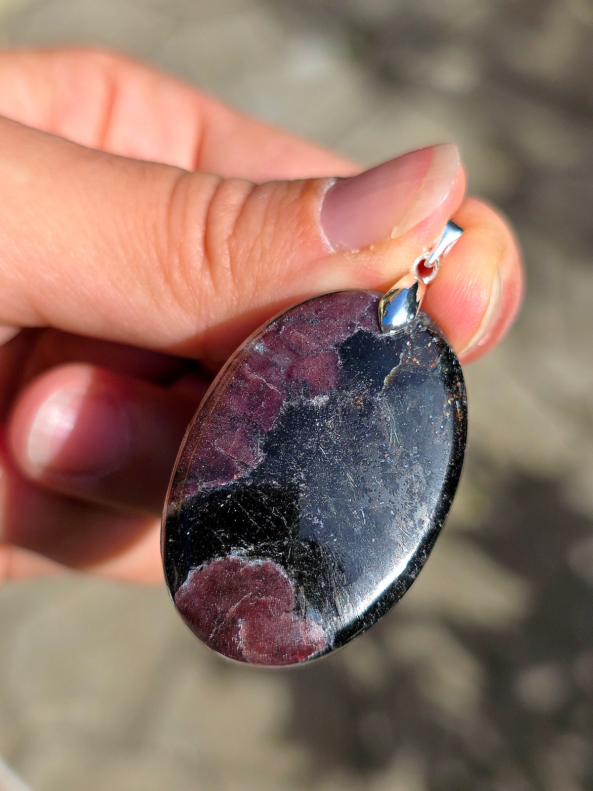 Pendentif en Grenat almandin et Arfvedsonite