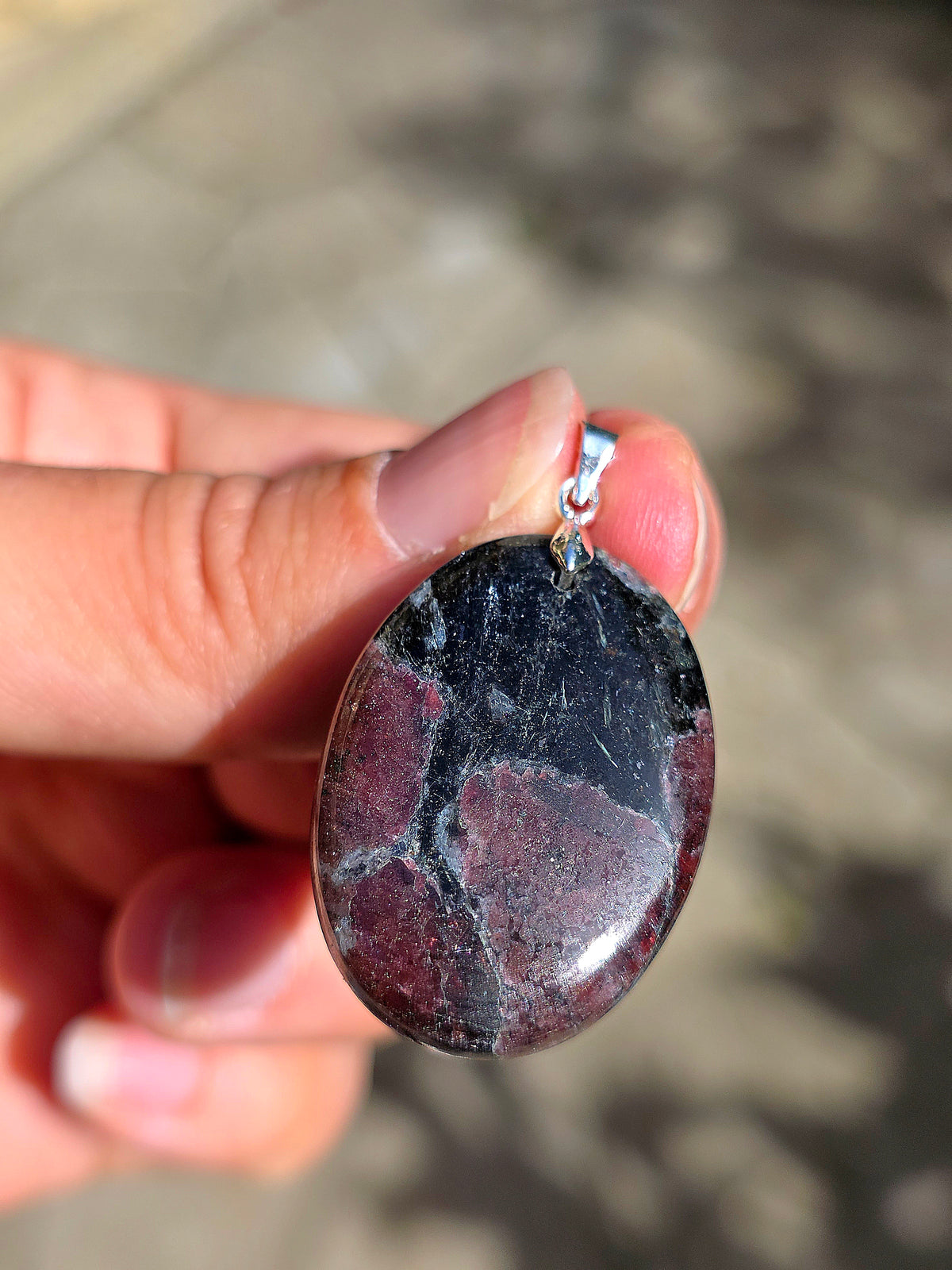 Pendentif en Grenat almandin et Arfvedsonite