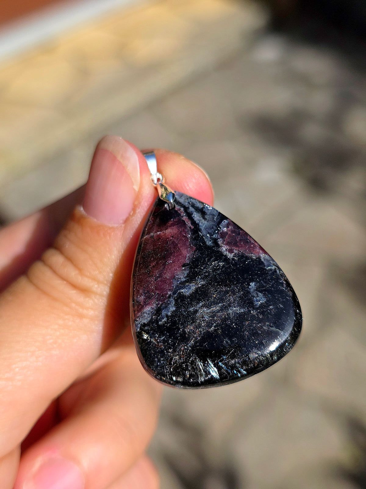 Pendentif en Grenat almandin et Arfvedsonite