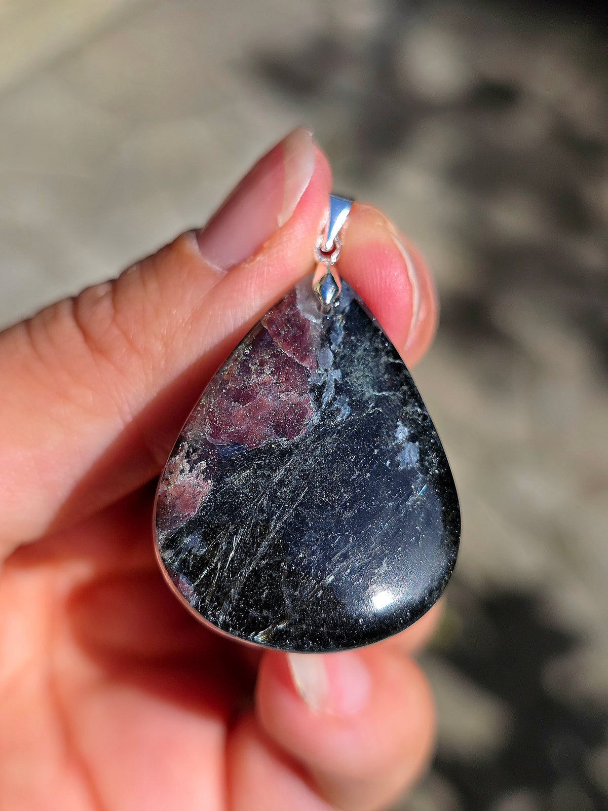 Pendentif en Grenat almandin et Arfvedsonite