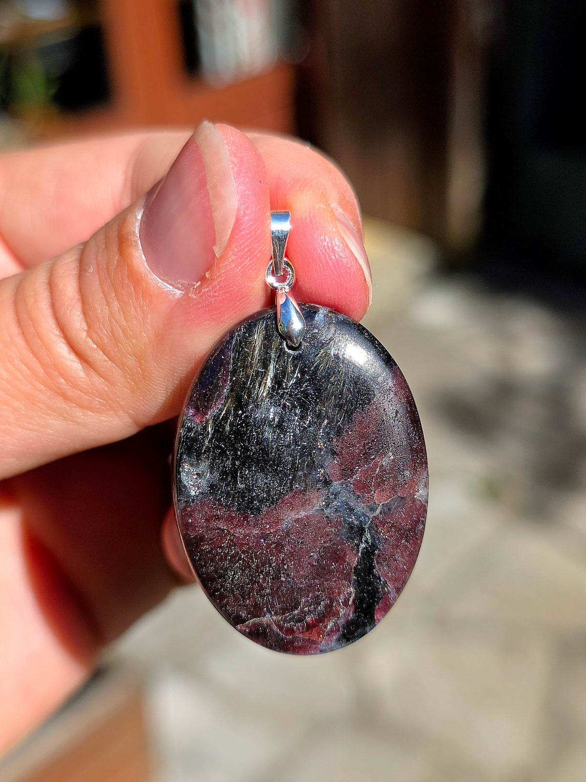 Pendentif en Grenat almandin et Arfvedsonite