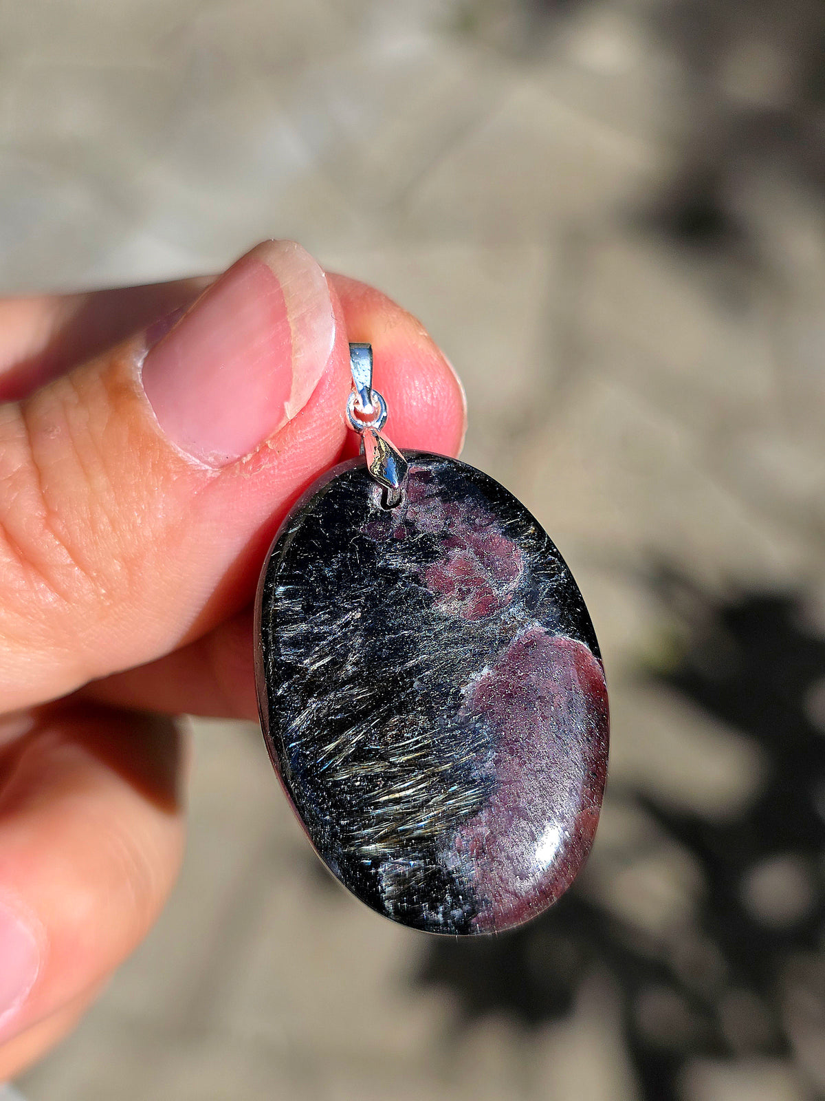 Pendentif en Grenat almandin et Arfvedsonite