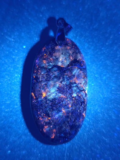 Pendentif en Eudialyte de Russie réactive UV