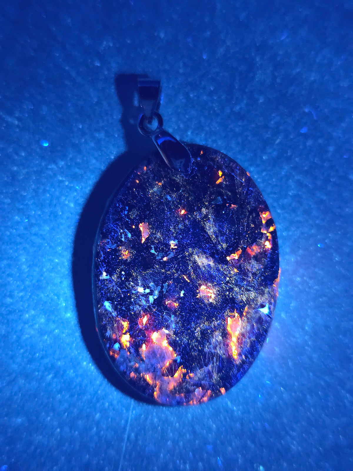 Pendentif en Eudialyte de Russie réactive UV