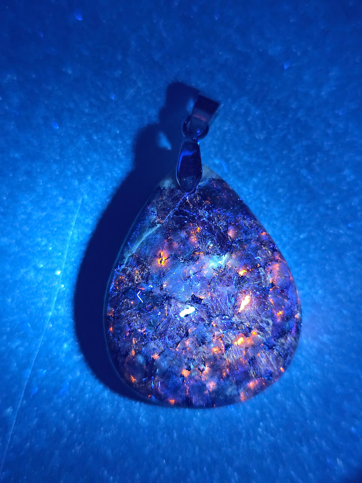 Pendentif en Eudialyte de Russie réactive UV