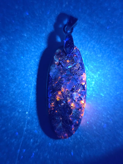 Pendentif en Eudialyte de Russie réactive UV