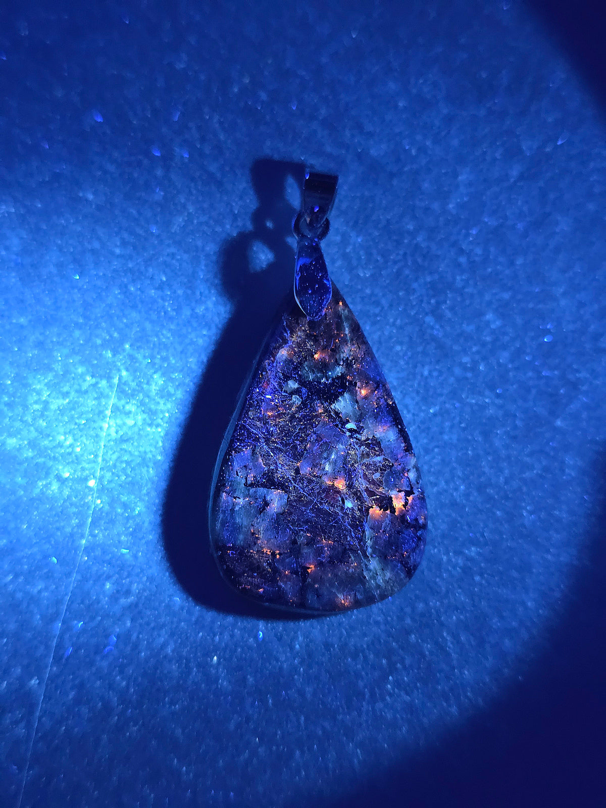 Pendentif en Eudialyte de Russie réactive UV