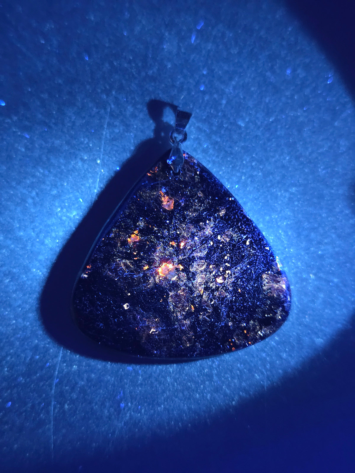 Pendentif en Eudialyte de Russie réactive UV