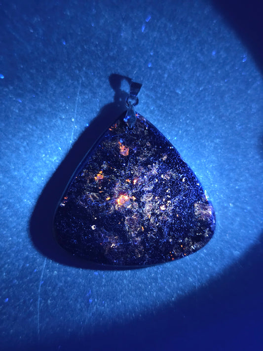 Pendentif en Eudialyte de Russie réactive UV