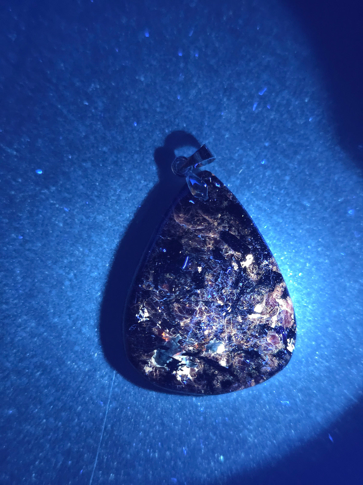 Pendentif en Eudialyte de Russie réactive UV