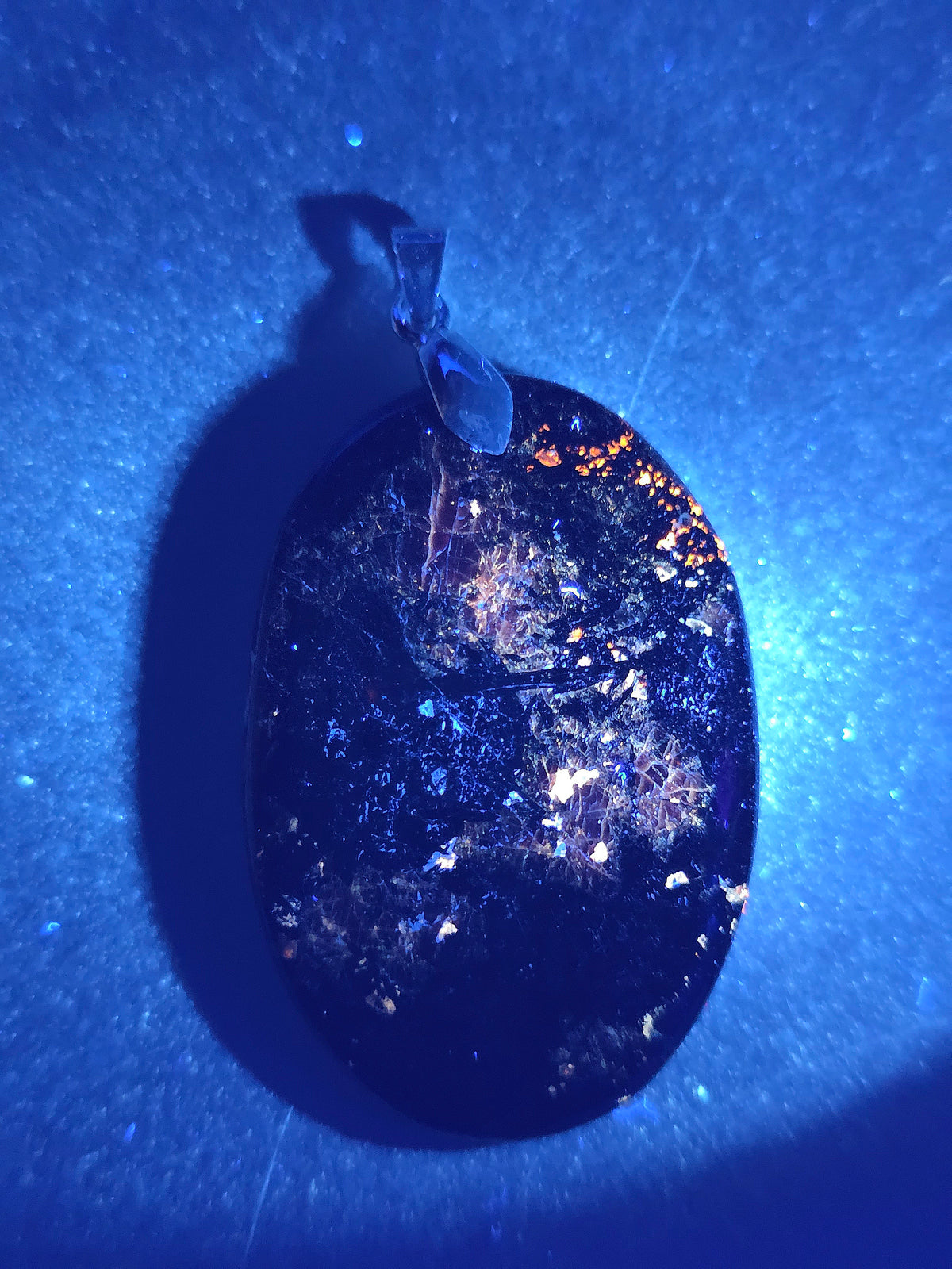 Pendentif en Eudialyte de Russie réactive UV