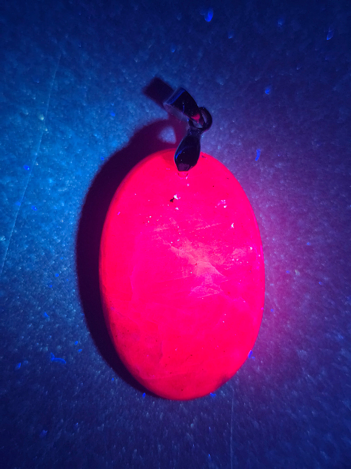 Pendentif en Rubis avec une cristallisation incroyable réactif UV