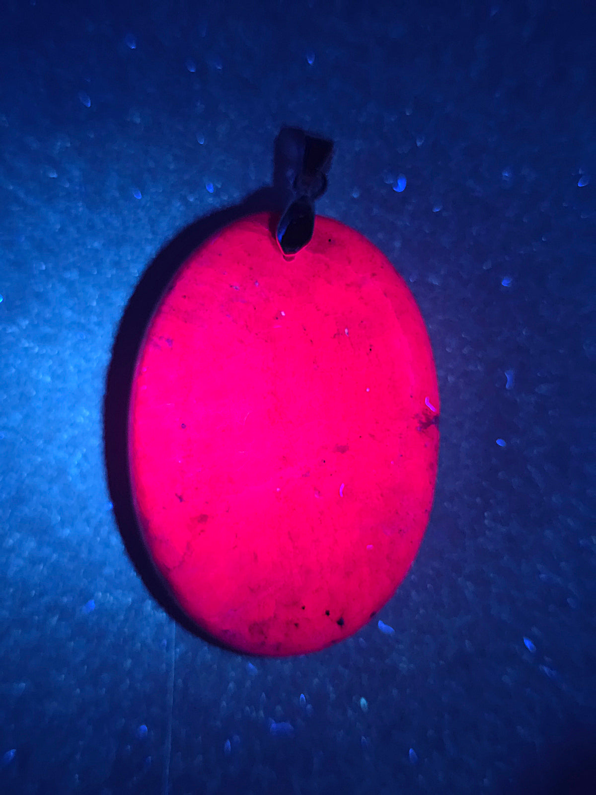 Pendentif en Rubis réactif UV