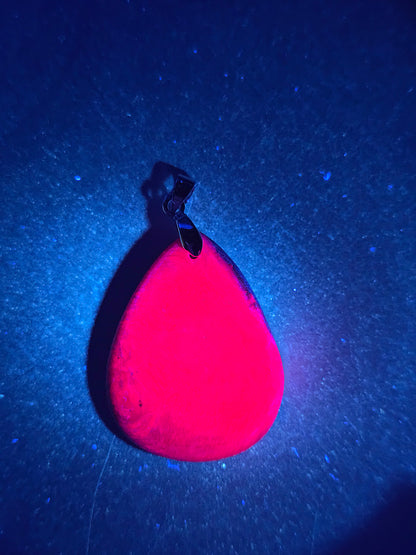 Pendentif en Rubis récatif UV