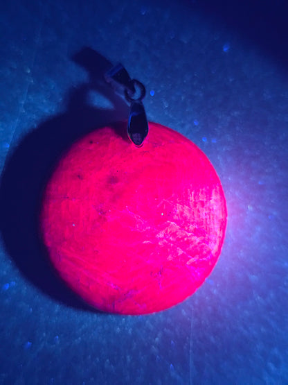 Pendentif en Rubis réactif lumière UV
