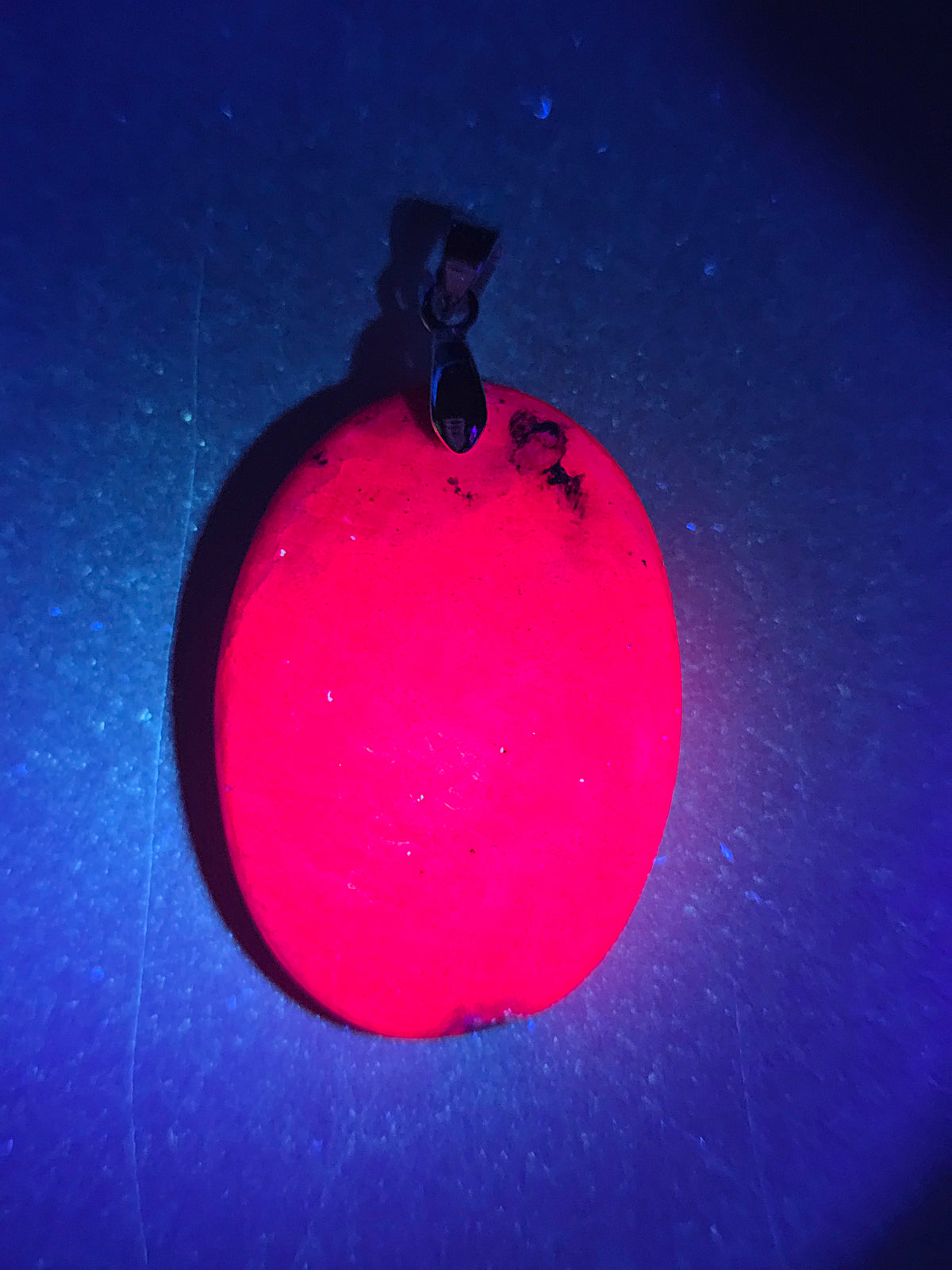 Pendentif en Rubis réactif UV