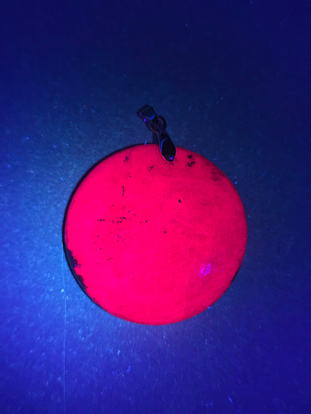 Pendentif en Rubis à la lumière ultra violette
