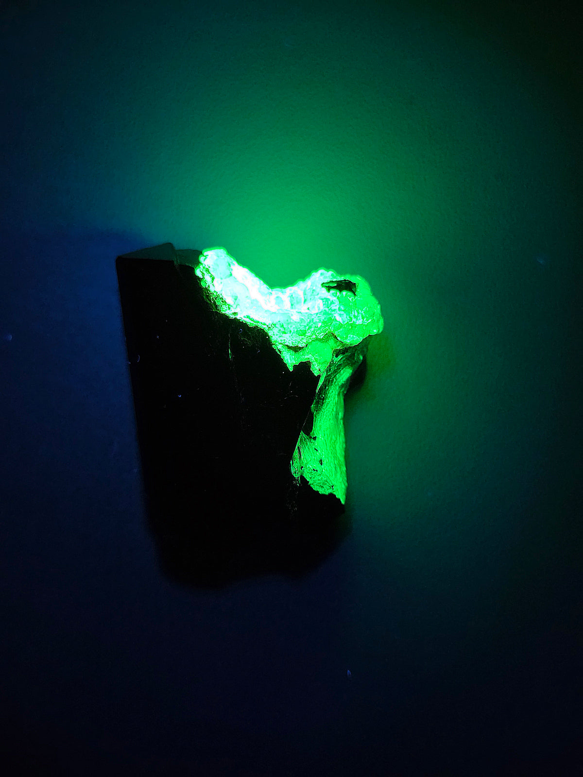 Opale Hyalite sur Tourmaline noire d'Erongo C