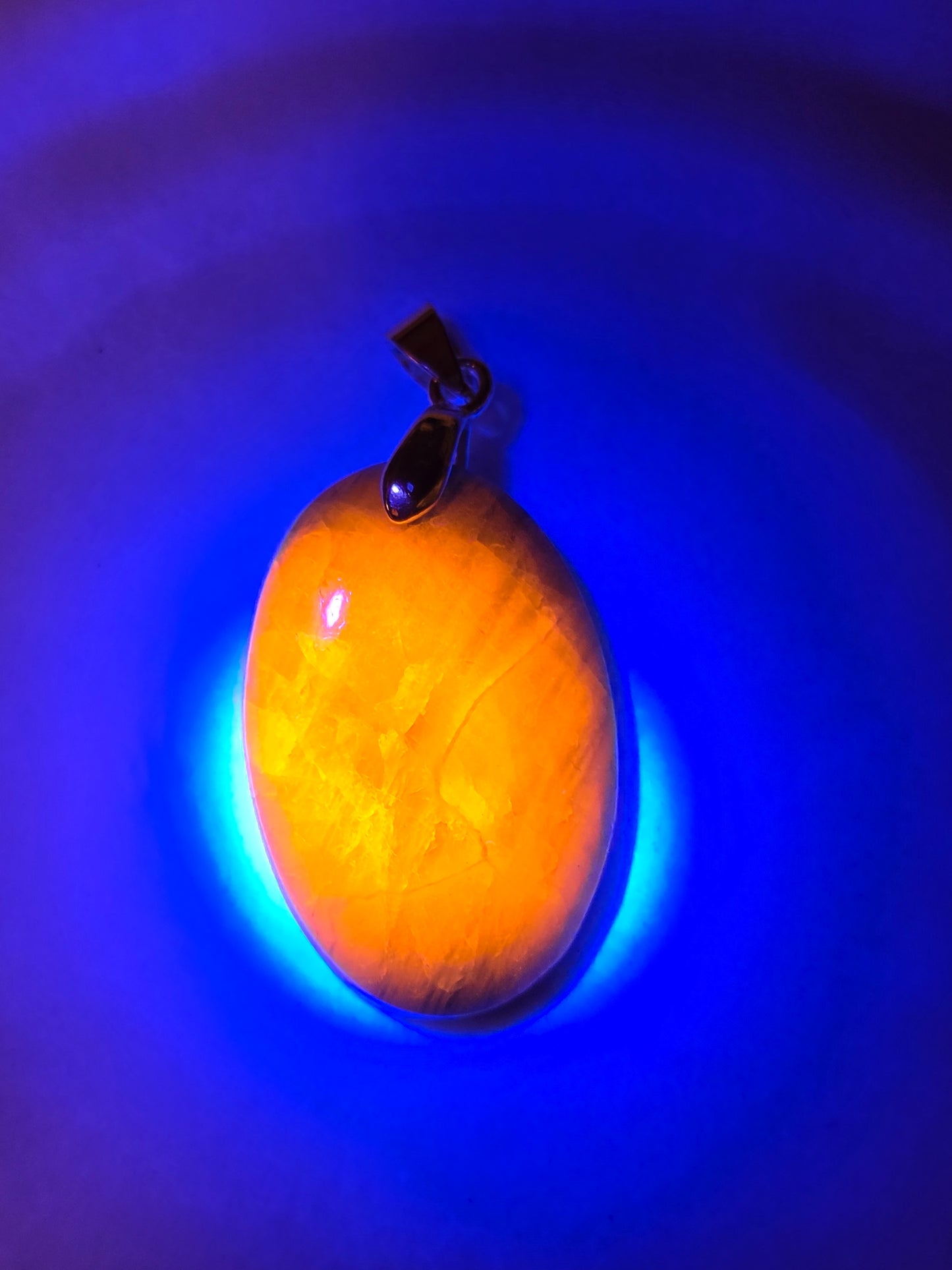 Superbe pendentif en Afghanite réactive aux UV (à choisir)