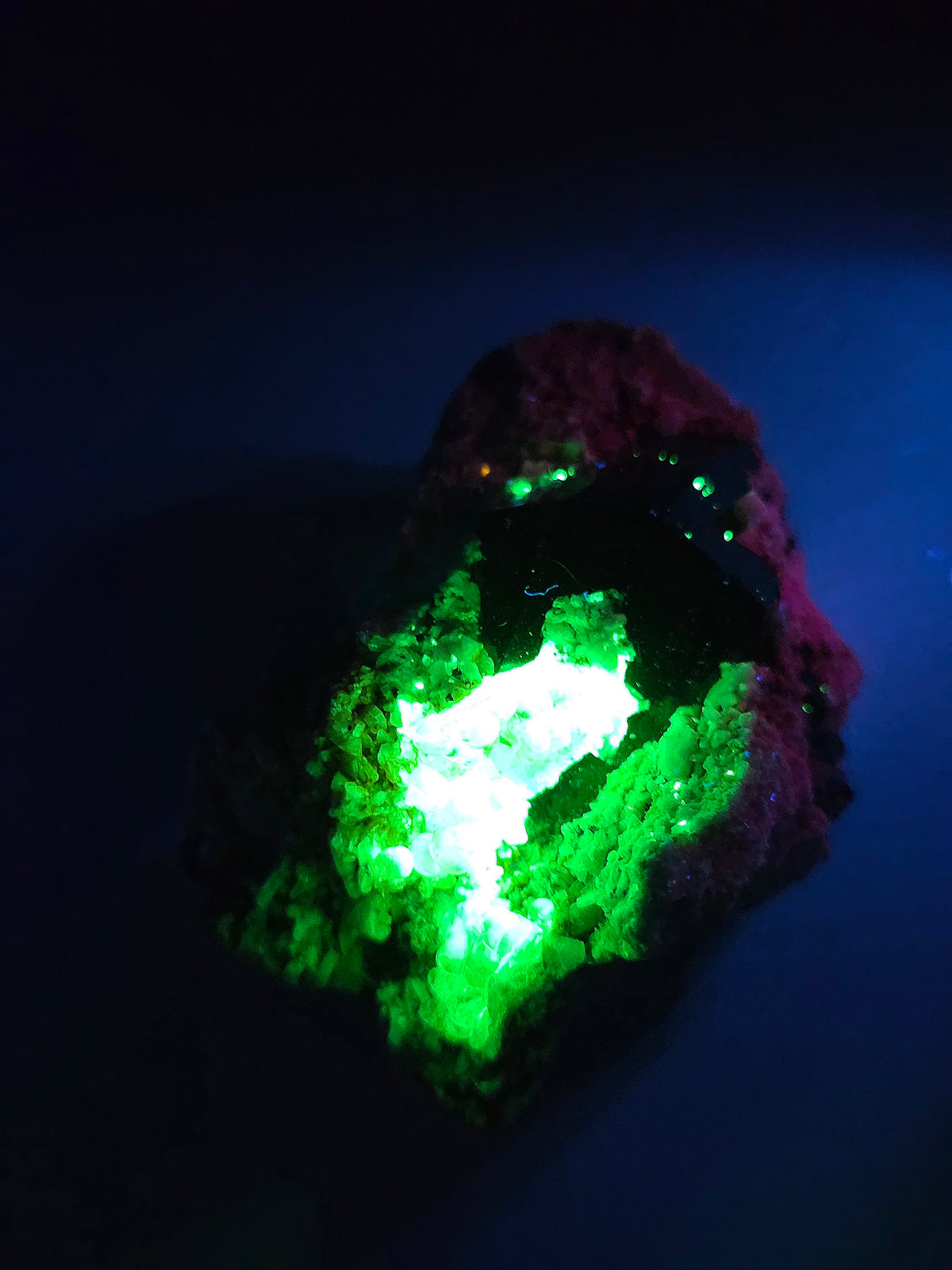 Opale Hyalite sur Tourmaline noire d'Erongo B