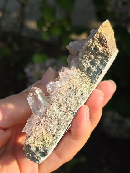 Quartz des Pyrénées avec Argile rose