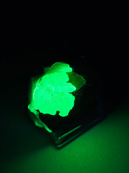 Opale Hyalite sur Tourmaline noire d'Erongo A
