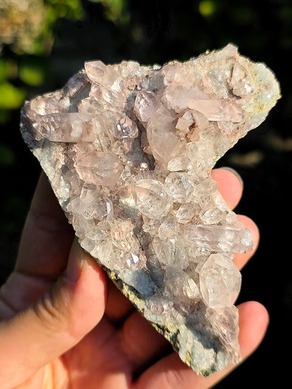 Quartz des Pyrénées avec Argile rose