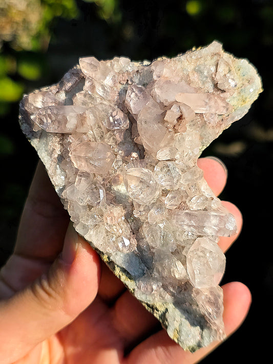 Quartz des Pyrénées avec Argile rose