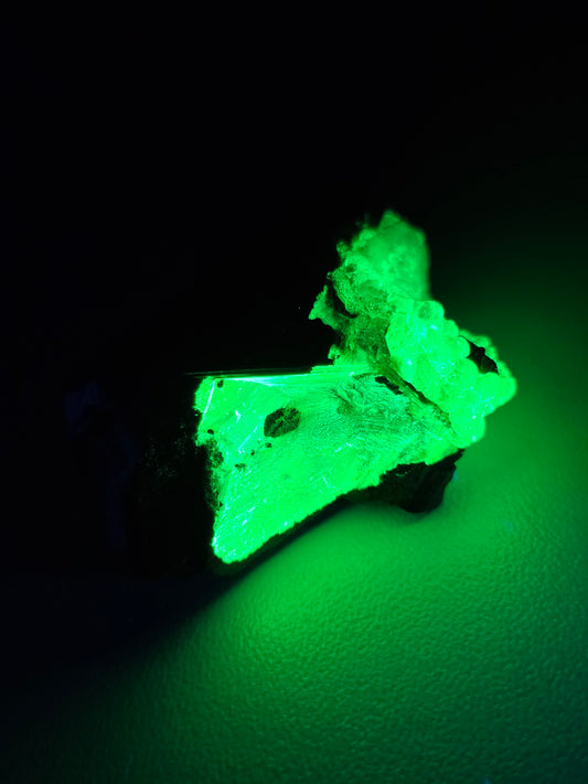 Opale Hyalite sur Tourmaline noire d'Erongo C