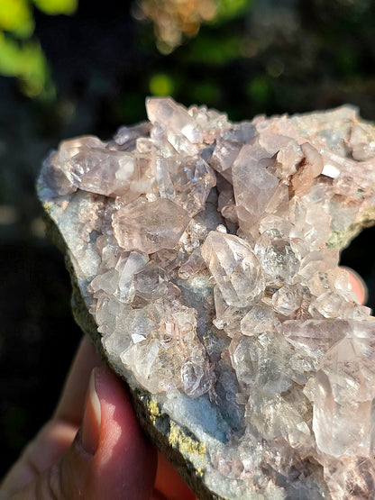 Quartz des Pyrénées avec Argile rose