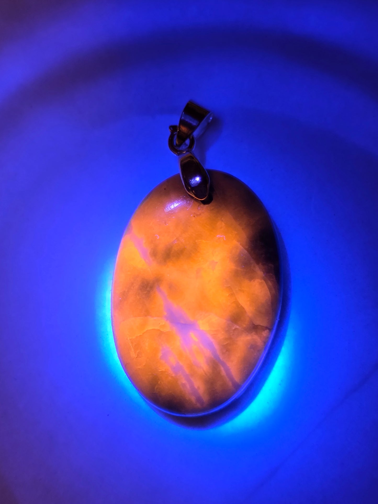 Superbe pendentif en Afghanite réactive aux UV (à choisir)