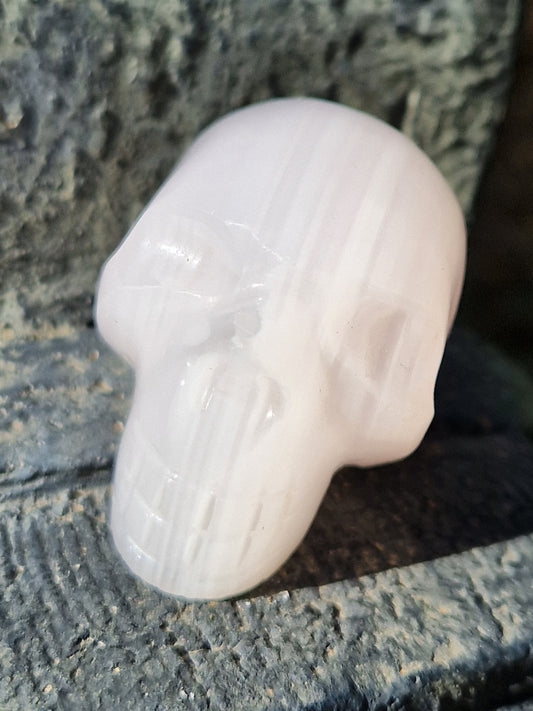 Petit crâne en manganocalcite réactif aux UV